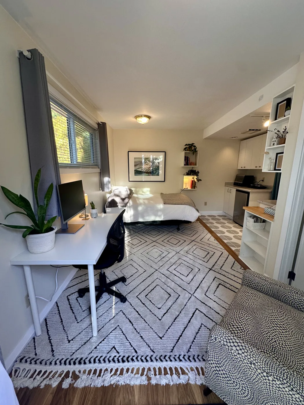 Furnished Private Bachelor Suite – Saanich – Utilities & Wi-Fi Included — photo 2